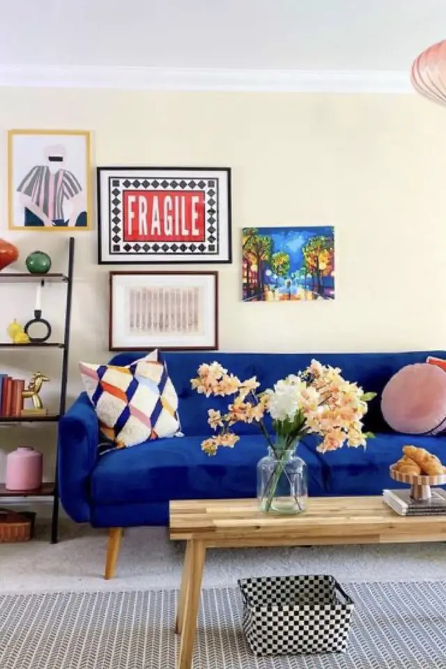 decor moderne couleur bleu electrique salon séjour moderne canapé coloré mur blanc style éclectique