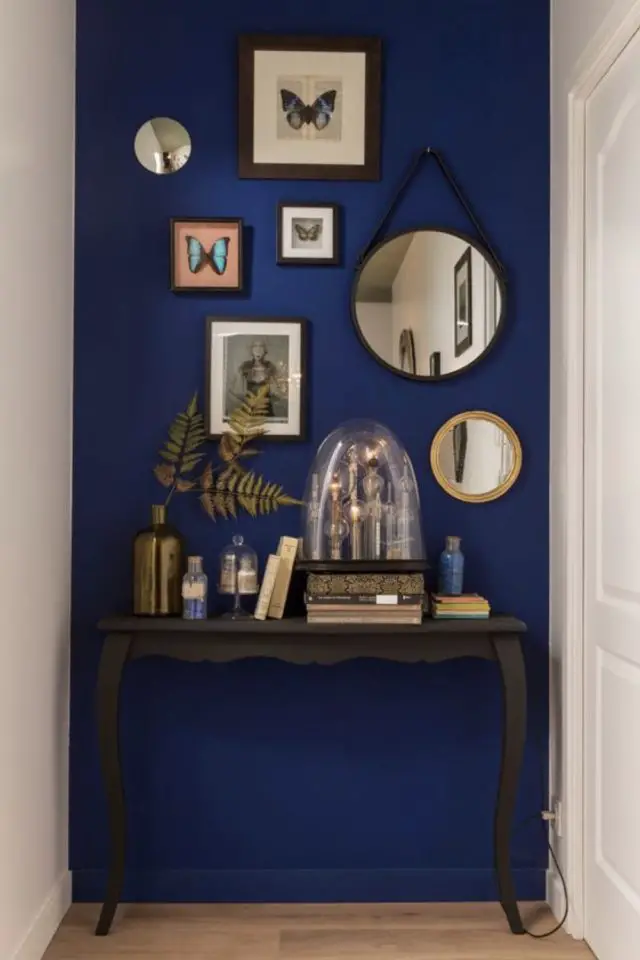 decor mur cadre marie-louise exemple entrée couloir mur coloré bleu inspiration décoration éclectique
