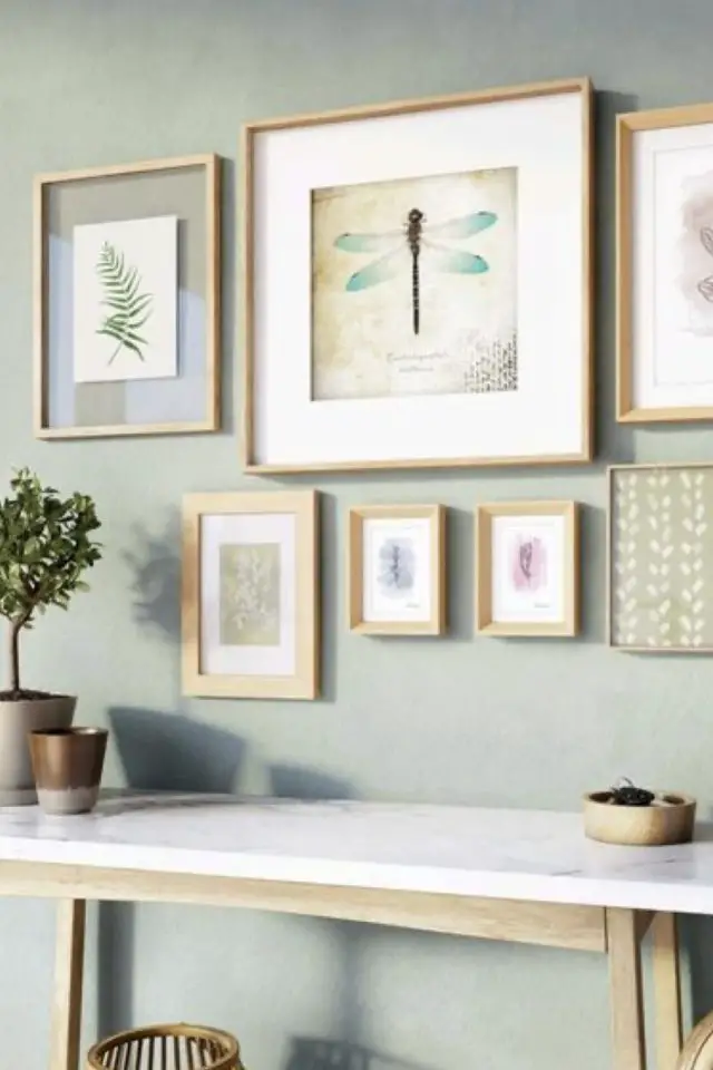 decor mur cadre marie-louise exemple dessus console en bois mur vert sauge esprit nature