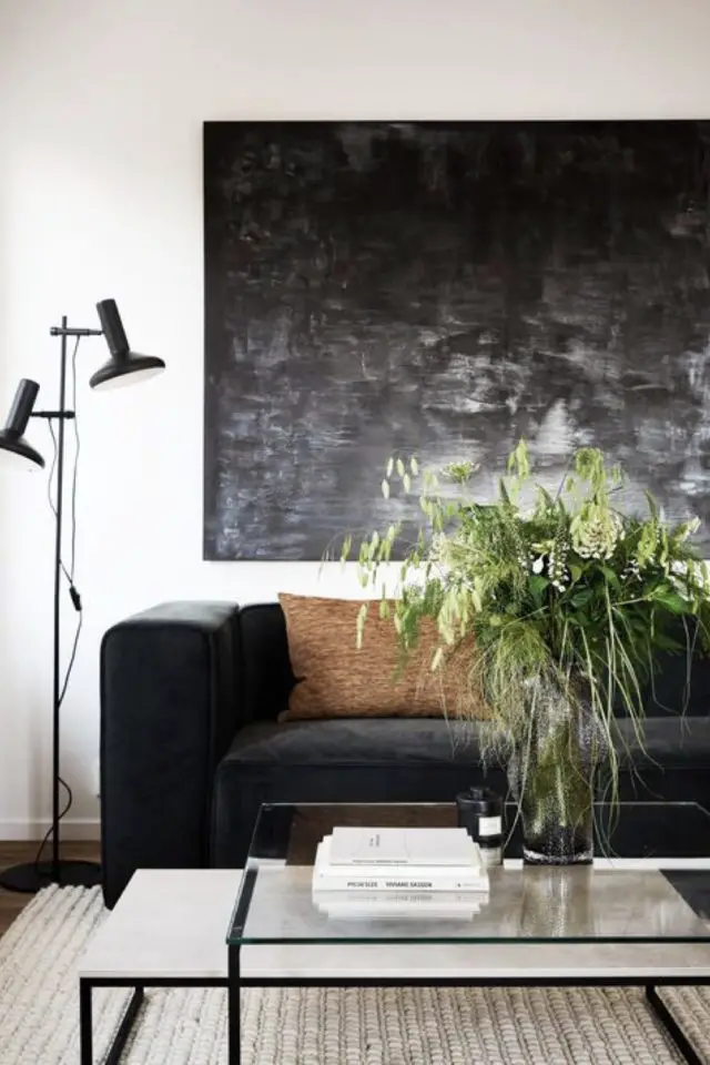 decor salon canape noir cuir grand tableau noir et gris abstrait lampadaire vintage