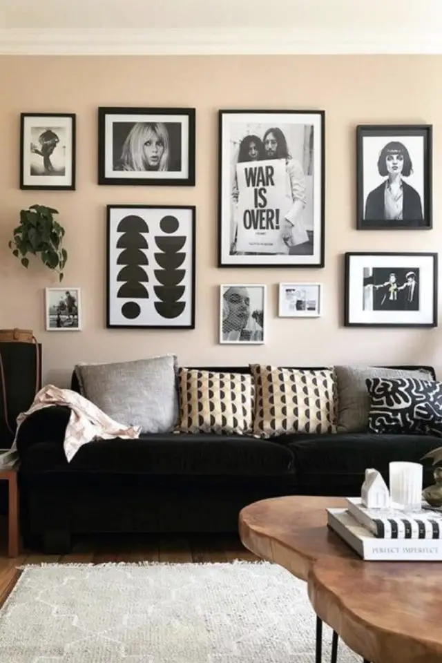 decoration murale moderne noir et blanc affiche et photos dessus du canapé salon séjour