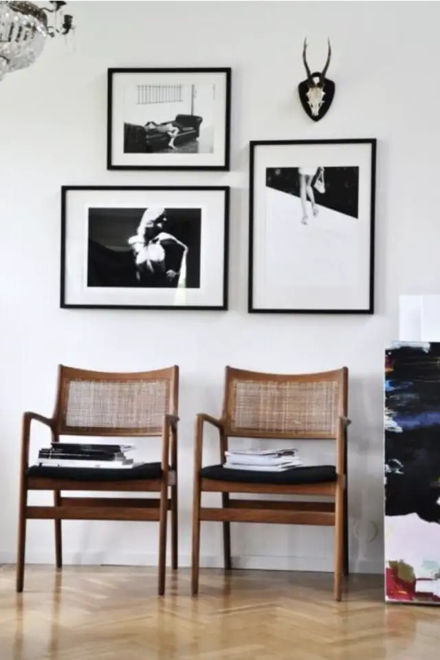 decoration murale moderne noir et blanc photo noir et blanc encadrée dessus chaise en bois vintage