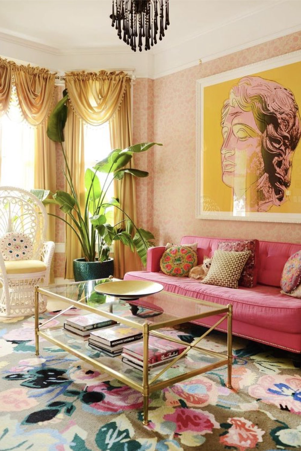 decoration salon tendance 2023 style éclectique chic coloré canapé rose rideau jaune grand tableau format XXL suspendu au mur tapis floral féminin