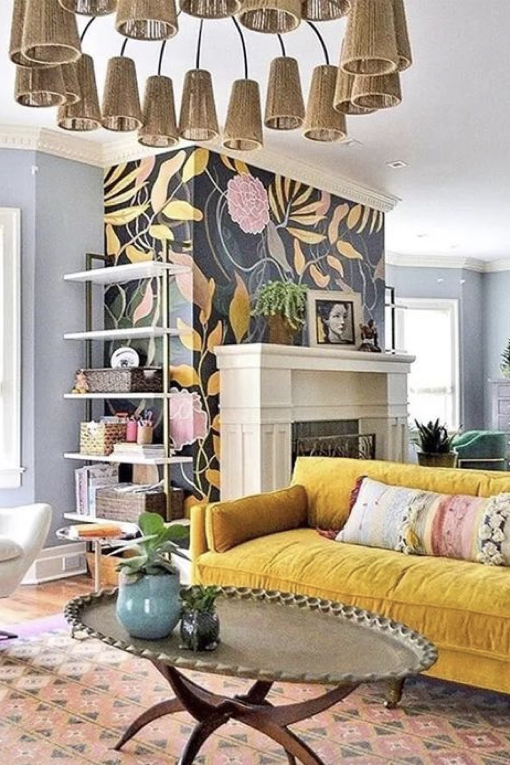 decoration salon tendance 2023 canapé jaune cheminée papier peint floral