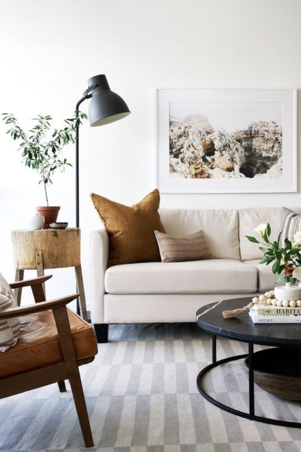 decoration salon tendance 2023 ambiance slow living chaleureux canapé beige fauteuil cuir lampadaire style industriel