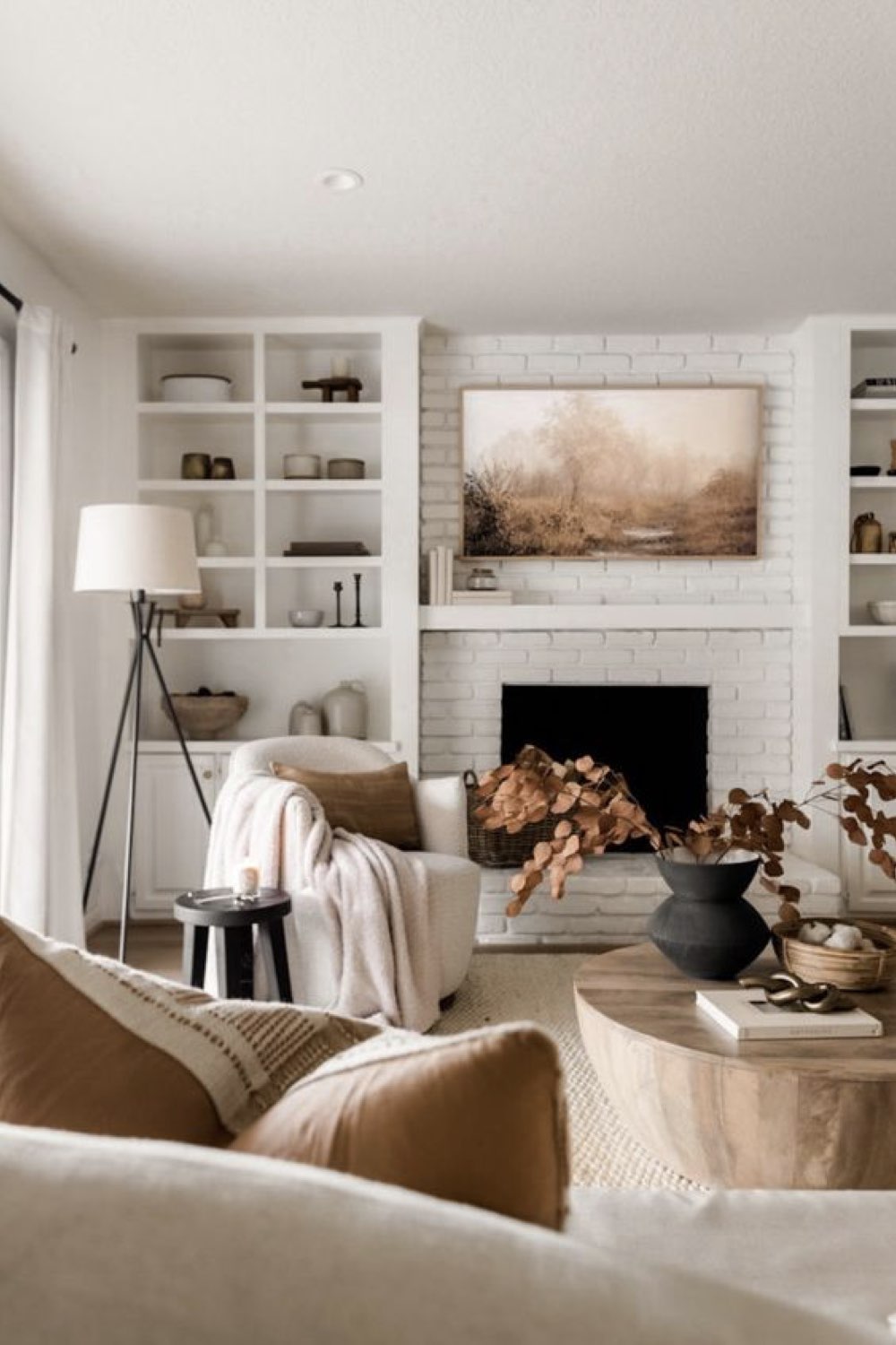 decoration salon tendance 2023 couleur neutre cosy beige écru bois plaid lampadaire cheminée bois