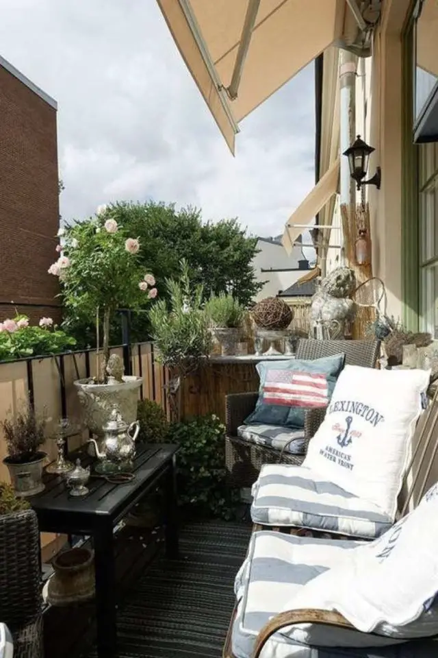 decorer balcon avec style plante et meuble intimité soleil banc coussins