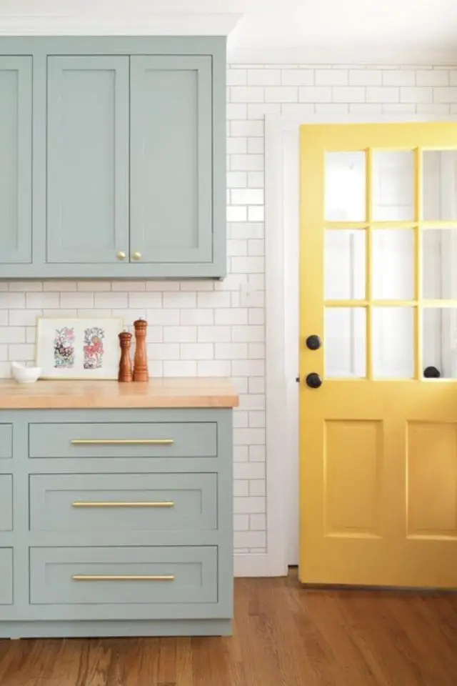 decorer porte interieur couleur vitrée jaune cuisine blanche et vert sauge clair moderne lumineux