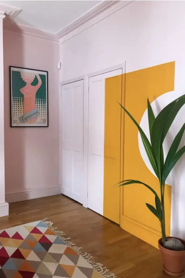 exemple couleur porte bois décor jaune géométrique peint sur le mur et la porte