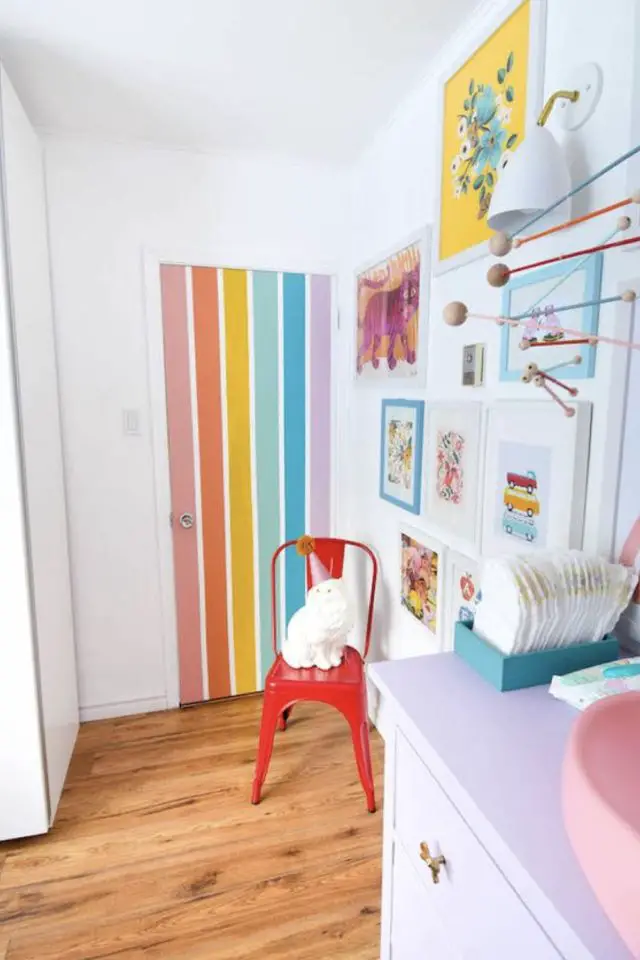 exemple couleur porte bois motif simple à copier chambre enfant lignes multicolores