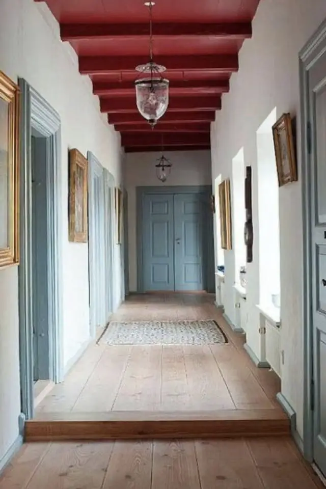 exemple couleur portes interieures couloir blanc pladond terracotta enfilade ouverture bleue classique chic élégant