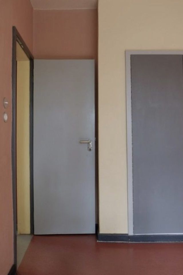 exemple couleur portes interieures couloir design esprit bauhaus bleu terracotta jaune noir liseré noir chic
