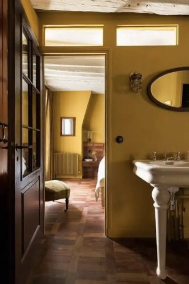 exemple deco couleur ocre peinture chambre et salle de bain classique chic