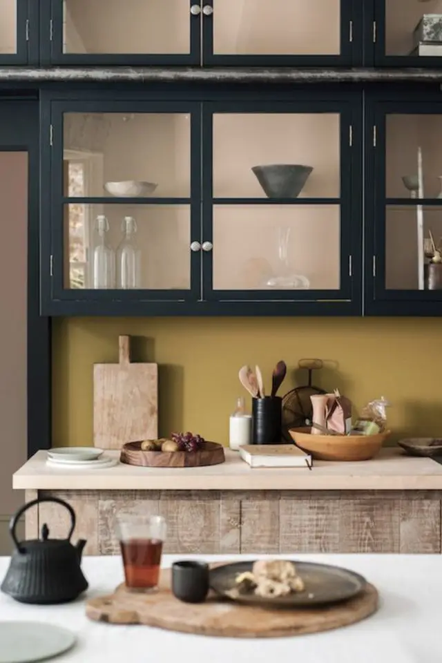 exemple deco couleur ocre crédence colorée cuisine meuble vitrine noir