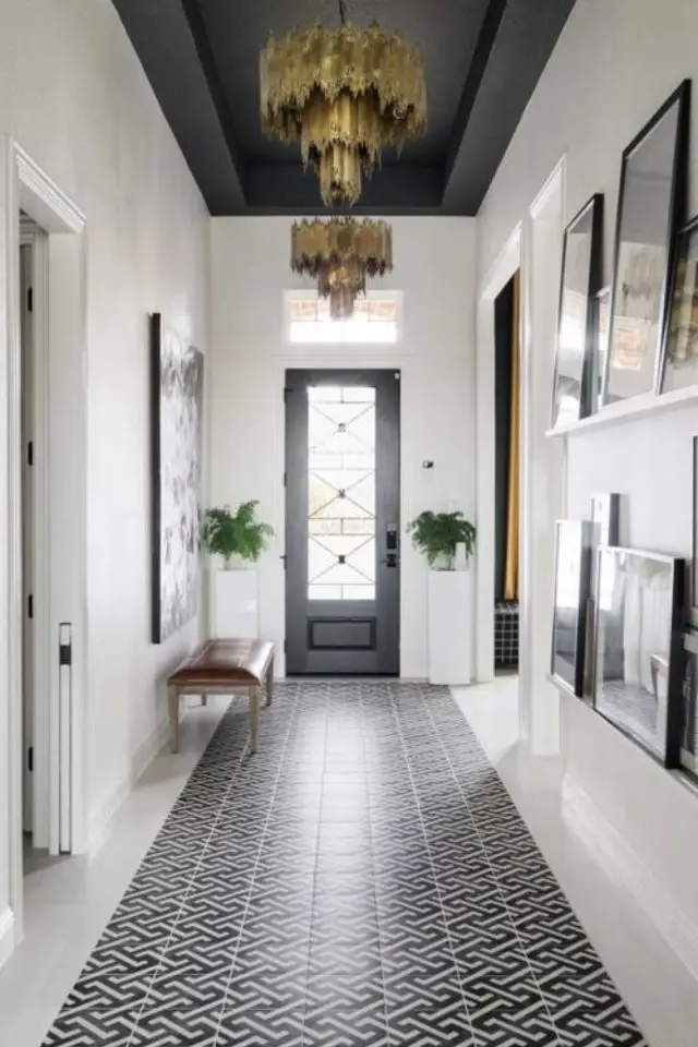 exemple plafond peint en noir entrée couloir blanc perpective parallèle tapis sol 