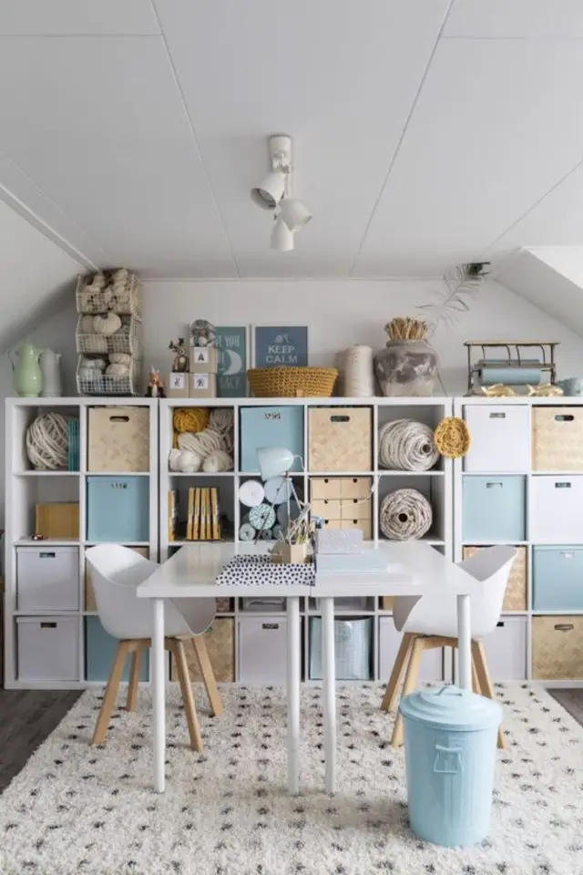exemple rangement loisirs creatifs pan de mur meuble à casier Ikea avec bac et panier organisation