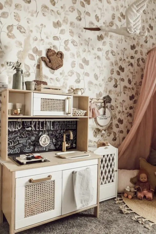 ikea hack chambre enfant exemple kitchenette tendance relookée Duktig chambre fille