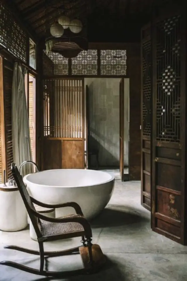 inspiration deco interieur colonial claustra bois vintage ajouré salle de bain élégante fauteuil à bascule détente