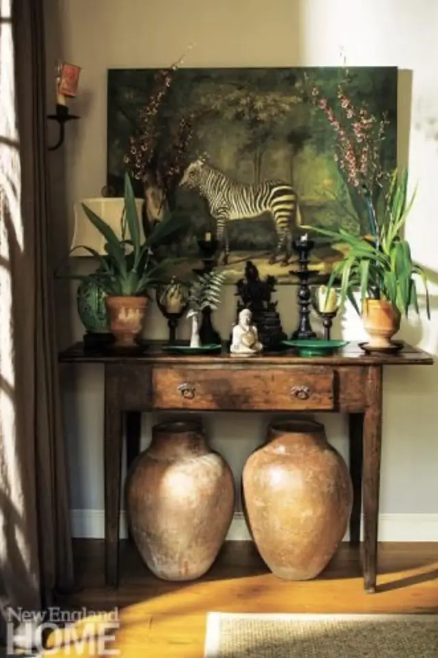 inspiration deco interieur colonial détail meuble dessus console en bois plantes objets décoratifs bouddha Asie tableau zèbre plantes vertes