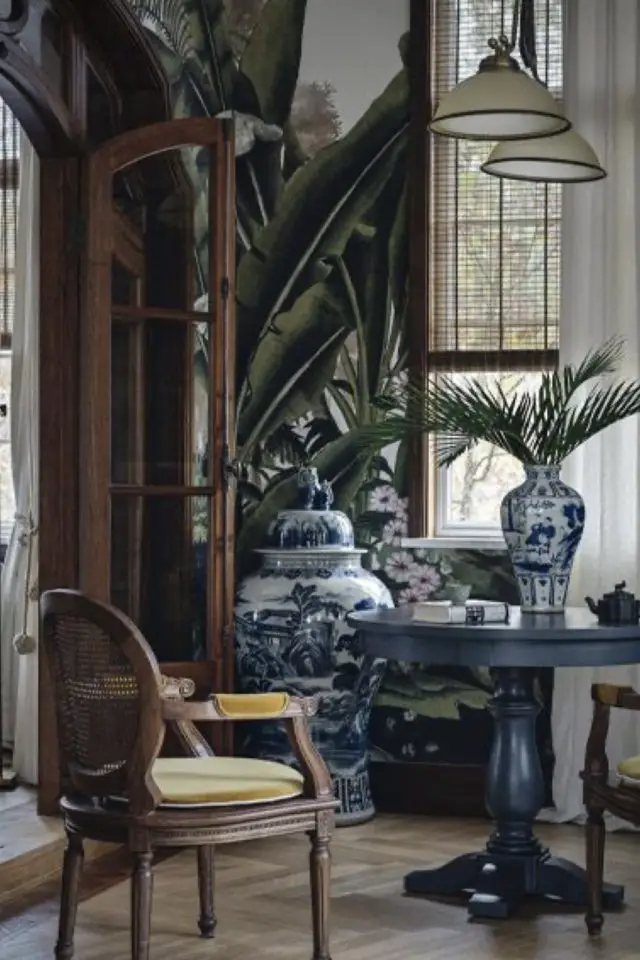 inspiration deco interieur colonial style ancien histoire vase bleu et blanc porcelaine de Chine papier peint tropical boiseries