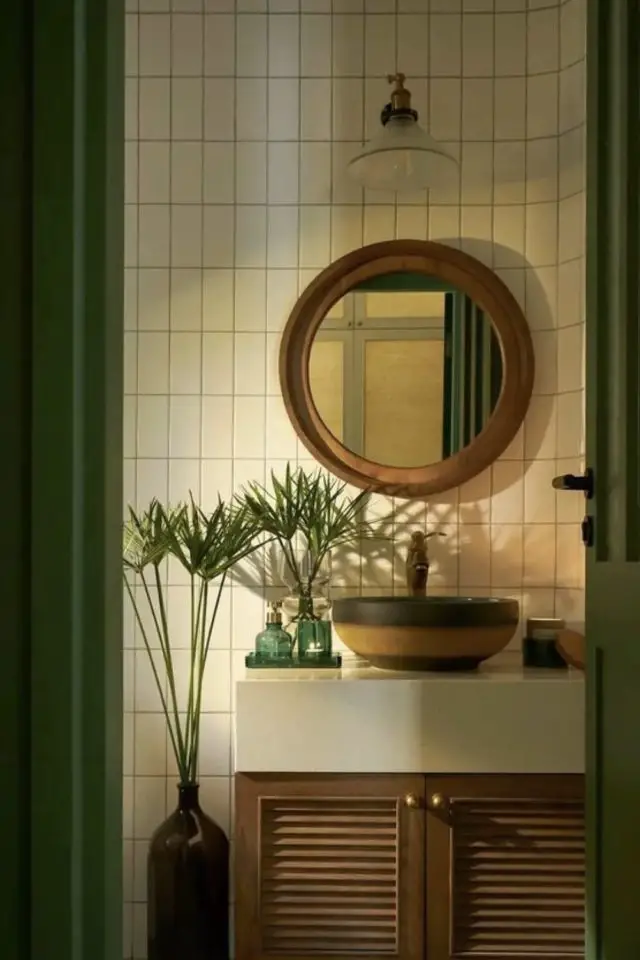 inspiration deco interieur colonial salle de bain écru vert et teck