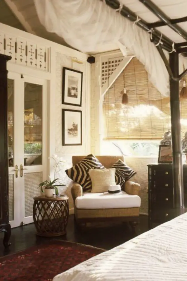 inspiration deco interieur colonial chambre à coucher colonie anglaise blanc meuble bois fauteuil cuir