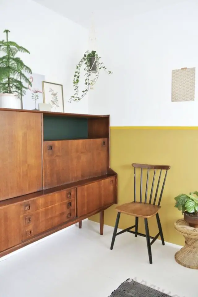 interieur couleur ocre jaune soubassement blanc jaune meuble vintage mid century modern