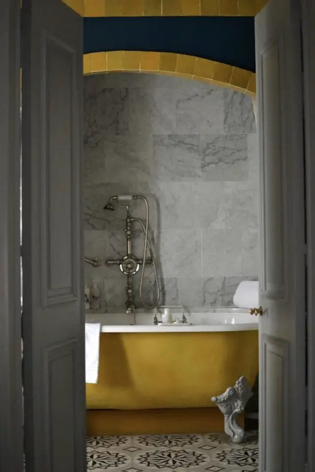 interieur couleur ocre jaune salle de bain baignoire et carrelage élégant chic gris