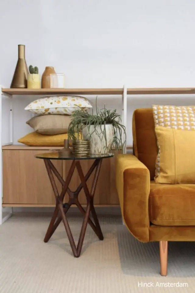 interieur couleur ocre jaune orange velours canapé coussin meuble en bois séjour