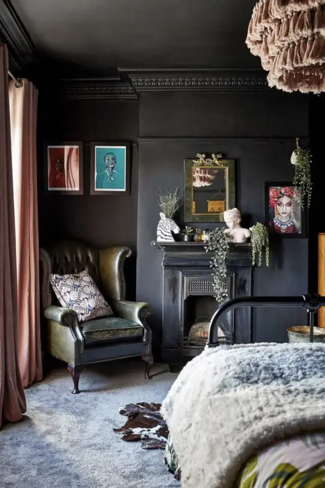 peinture deco noir chambre adulte cheminée classique chic plante fauteuil en cuir vert finition mate