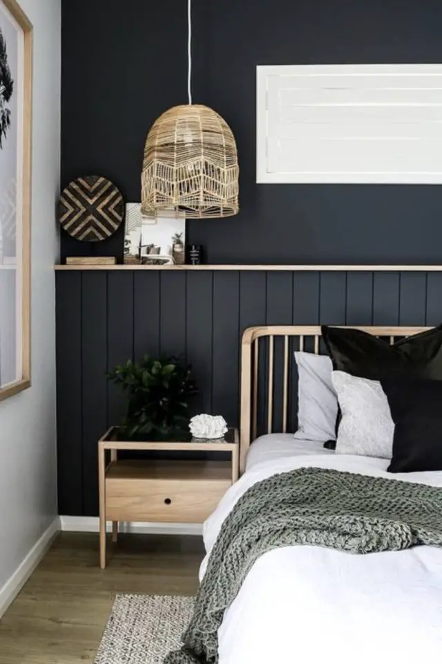 peinture deco noir chambre adulte lambris peint étagère bois clair contraste moderne