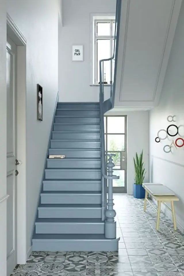 peinture escalier bois gris couloir maison ancienne mur blanc marche couleur sol carreaux de ciment