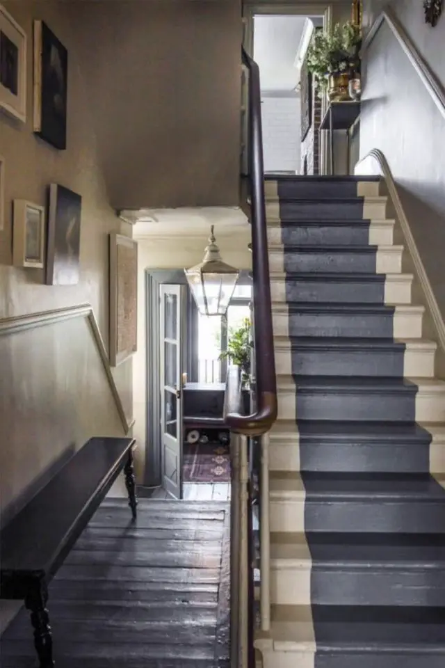 peinture escalier bois gris couloir d'entrée ancienne maison chic classique élégant
