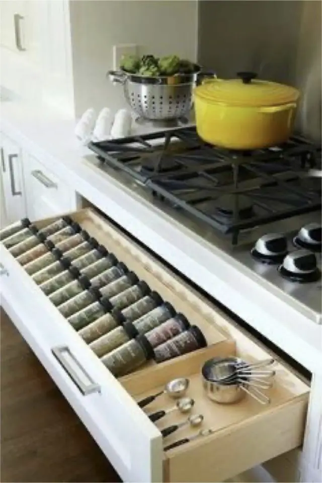 rangement cuisine fonctionnelle exemple aménagement tiroir à épice pratique