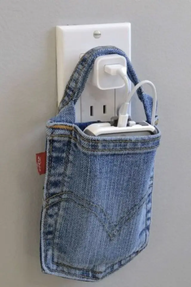 recycler jeans creer decoration pochette téléphone recharge prise pratique