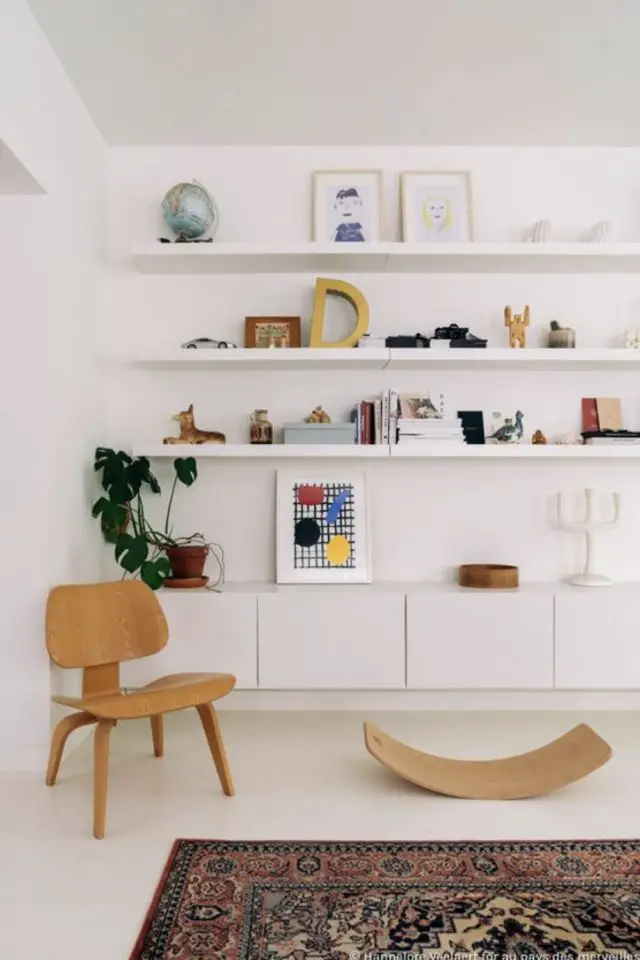 simplicite bibliotheque blanche salon sejour ton sur ton design épuré meuble rangement étagère chaise vintage