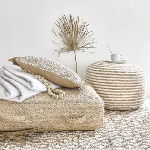 soldes hiver maisons du monde Pouf à billes en jute et coton à spirales blanches