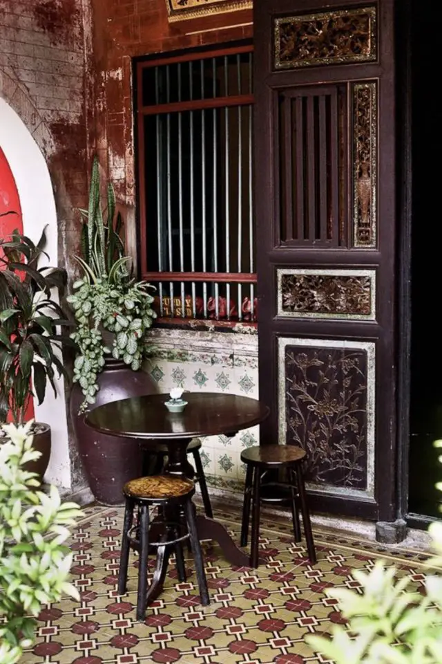 style decoration coloniale exemple carreaux de ciment revêtement sol coloré porte et fenêtre Asie Vietnam Indochine Thaïlande carrelage petite table ronde