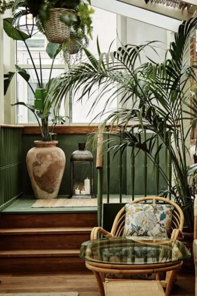 style decoration coloniale exemple cage d'escalier plantes exotiques soubassement bois peinture vert fraicheur lumière naturelle