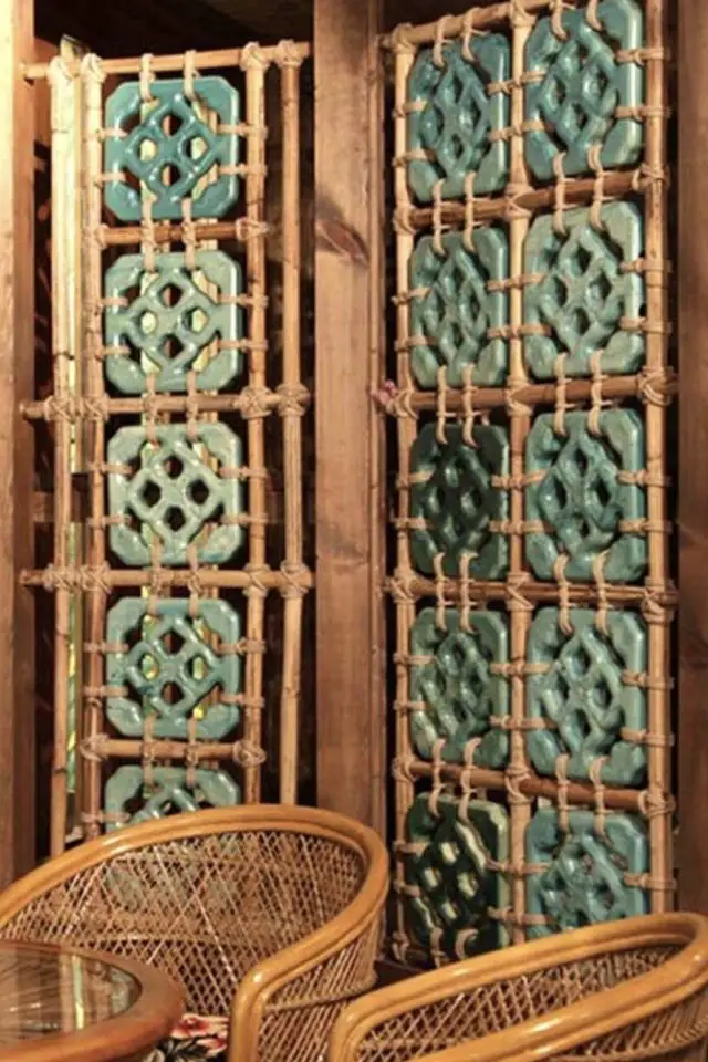style decoration coloniale exemple détails de porte voyage Asie Indochine bois et céramique couleur bleu turquoise motif venu d'ailleurs 