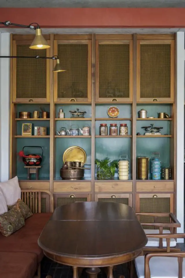 style decoration coloniale exemple grand meuble de rangement bois et bleu ancien vintage salle à manger bois sombre porte en cannage