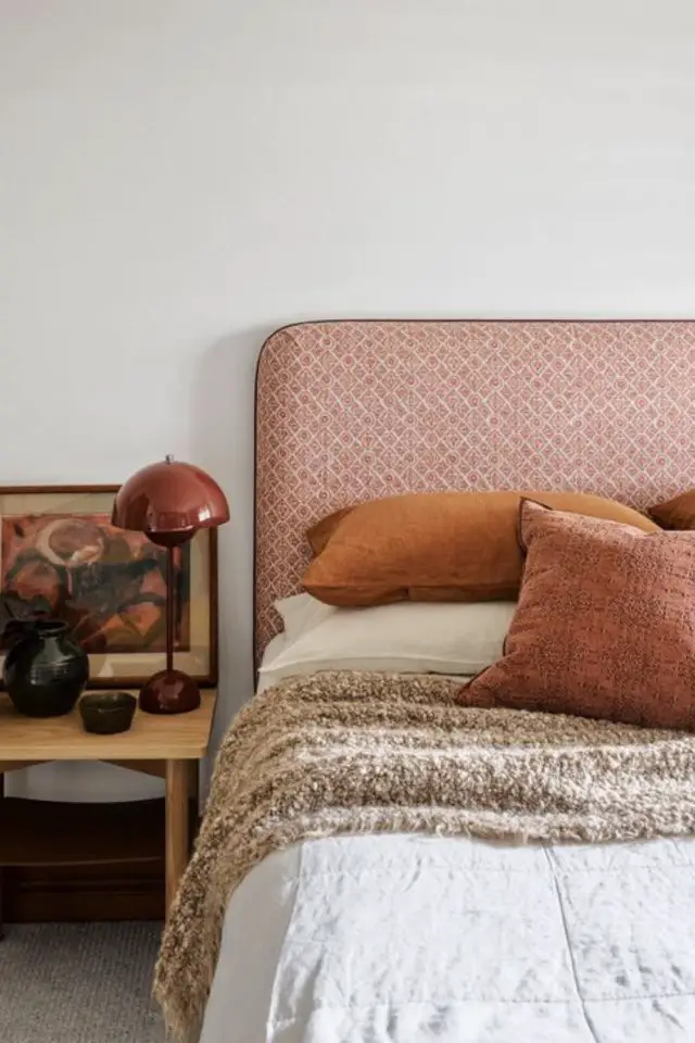 tete de lit textile couleur petit motif rose sur mur blanc ambiance vintage