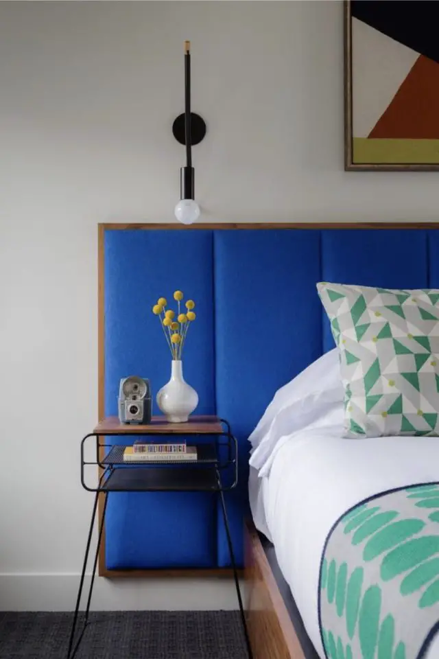 tete de lit textile couleur bleu électrique mur blanc moderne chic