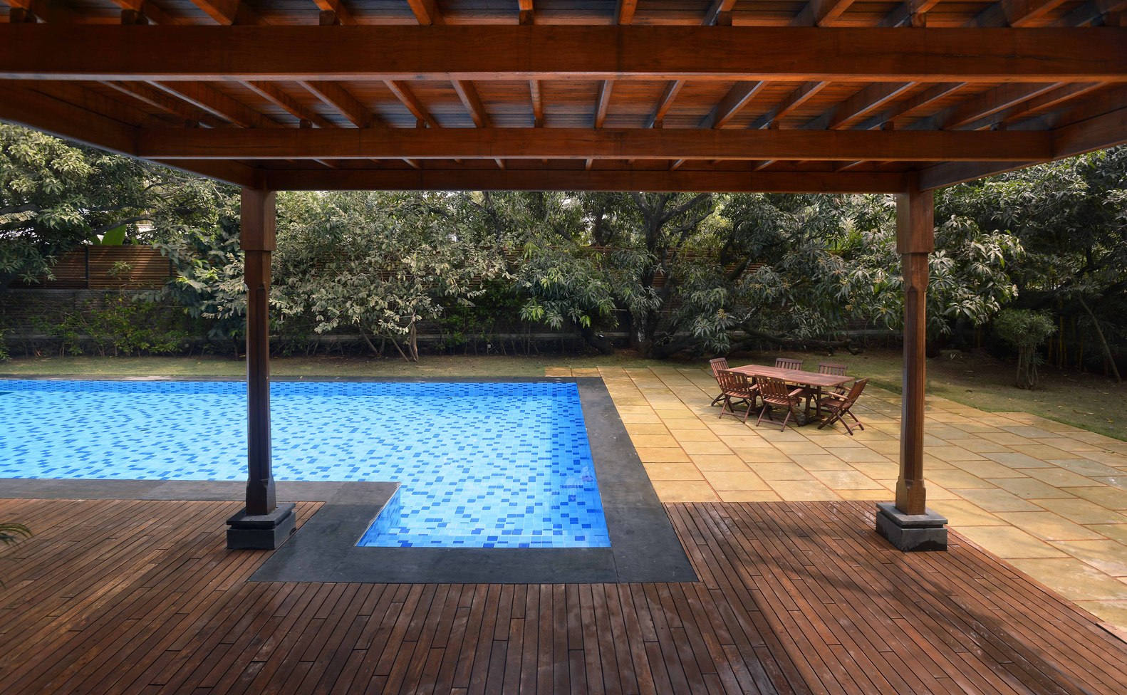 architecture interieure epuree materiaux jardin pergola piscine bois pierre nature arbre