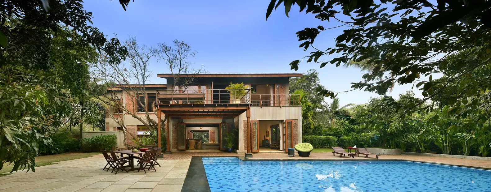 architecture sobre minimale materiaux bruts grande terrasse avec piscine luxe minimalisme