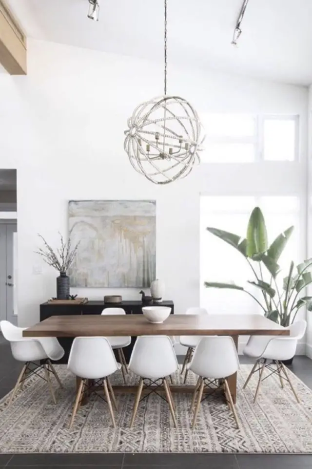 caracteristique decor minimaliste salle à manger grande table en bois chaise Eames blanche luminaire suspension légère