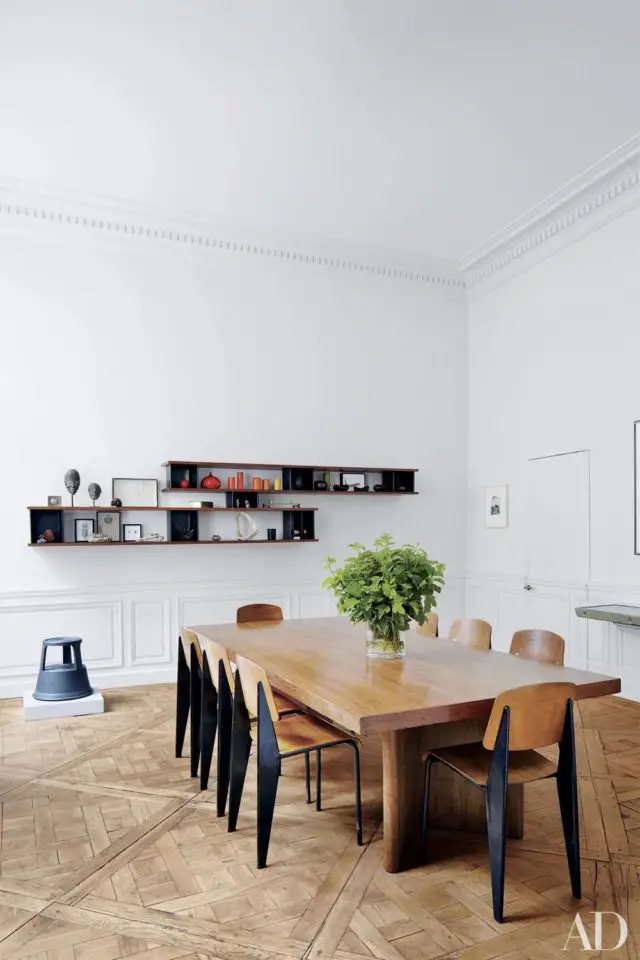 caracteristique decor minimaliste moins mais mieux désencombré étagère murale noire salle à manger chaises design