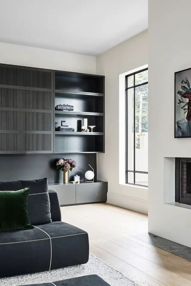 caracteristique decor minimaliste meuble sur mesure salon séjour élégant bibliothèque noire sur tout un mur