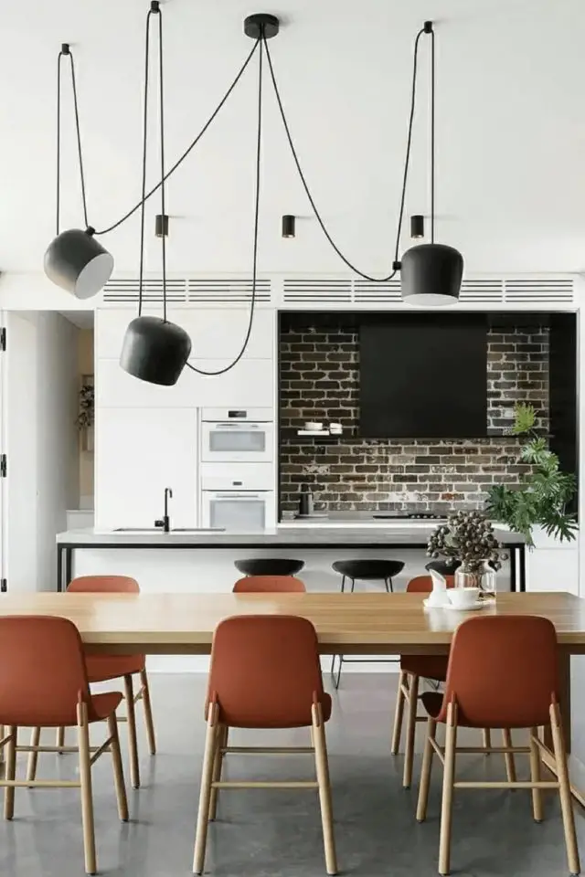 caracteristique decor minimaliste suspension originale design dessus de table salle à manger espace ouvert sur la cuisine