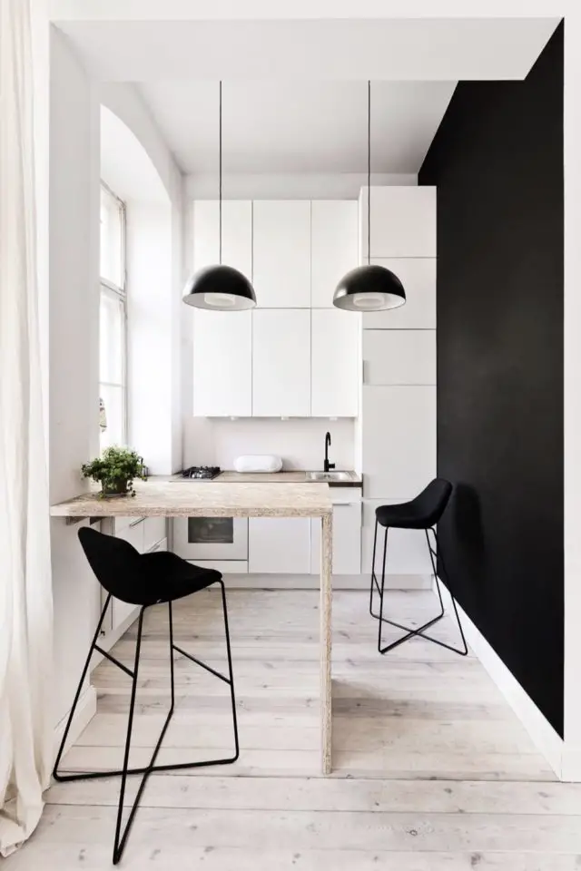 caracteristique decor minimaliste petite cuisine en longueur touche de noir tabouret de bar luminaire et mur accent